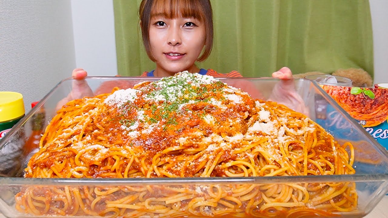 パスタ Devouring a HUGE Bolognese Pasta for 8! [Massive Eating / MUKBANG