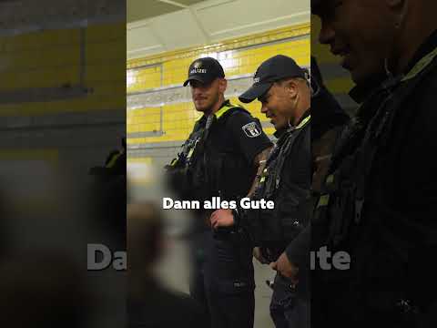 Man kennt sich | HUNDERTZEHN #shorts #berlin #polizei