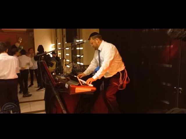 אליהו שטיין מקפיץ בבר מצווה - Eliyahu Stein at a bar mitzvah