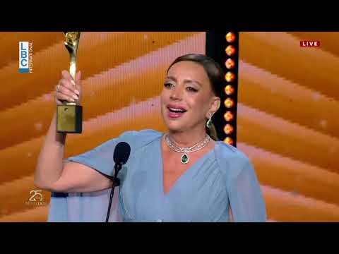 مفاجأة مميزة من الموركس دور للنجمة شكران مرتجى جائزة عن مجمل مسيرتها والأخيرة تستلمها بتأثر كبير