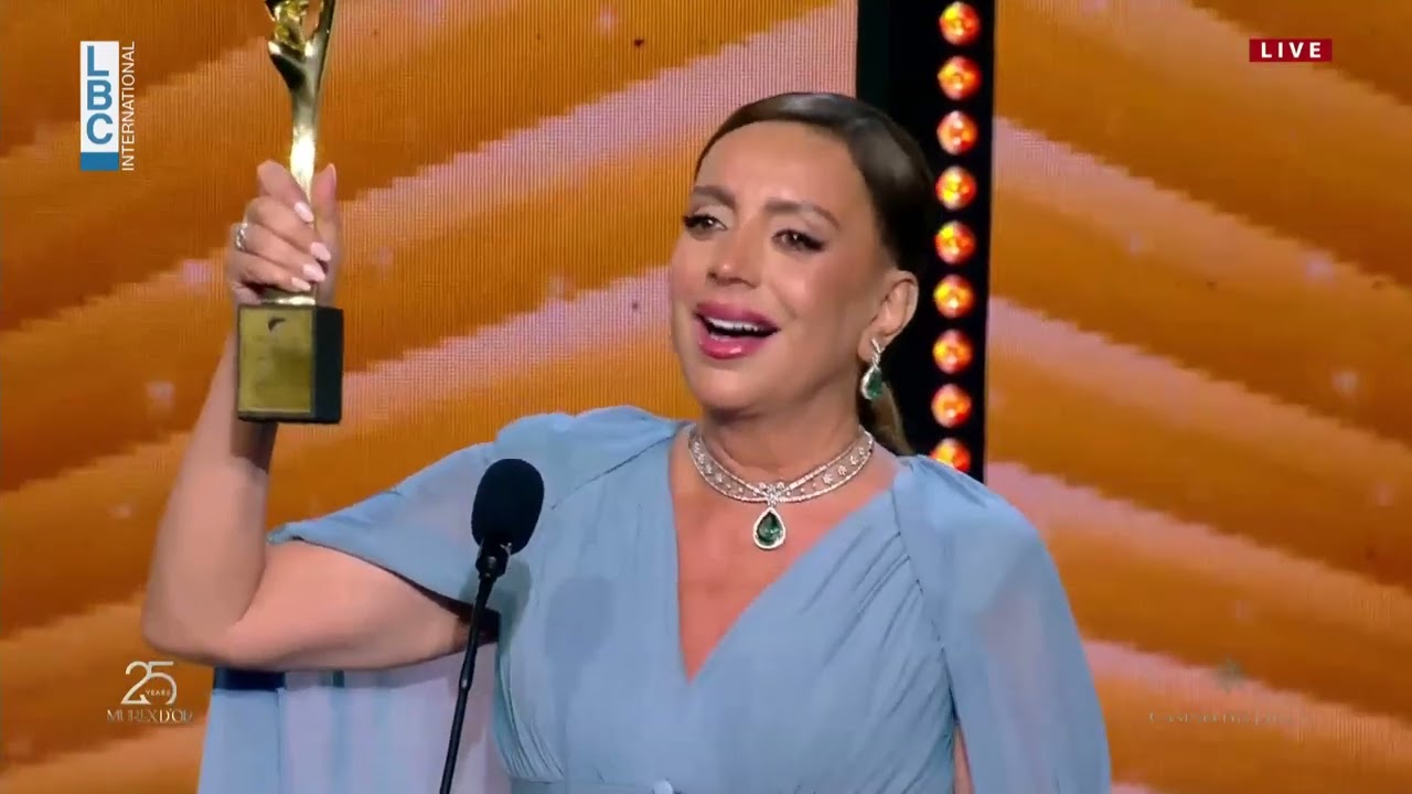 مفاجأة مميزة من الموركس دور للنجمة شكران مرتجى... جائزة عن مجمل مسيرتها والأخيرة تستلمها بتأثر كبير!