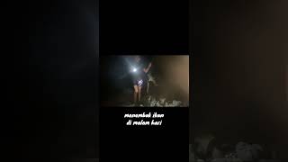 menembak ikan di malam hari
