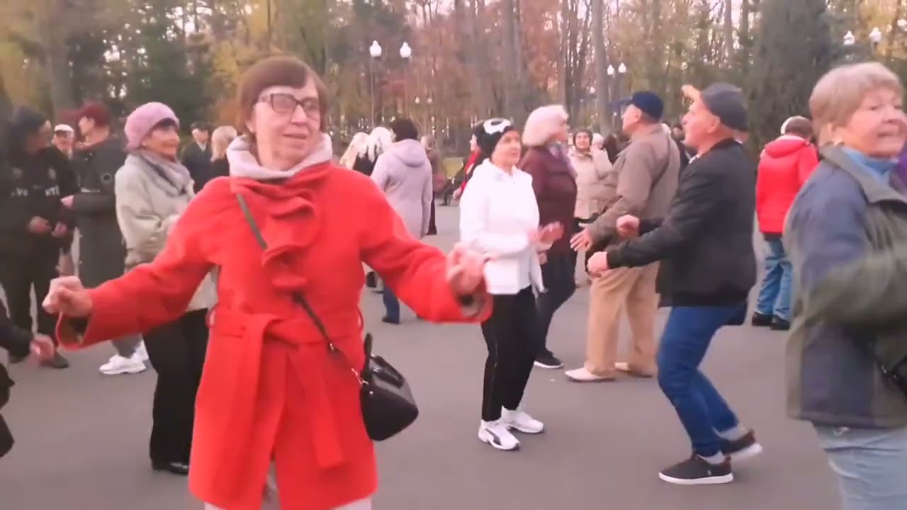 Растет у дома калина