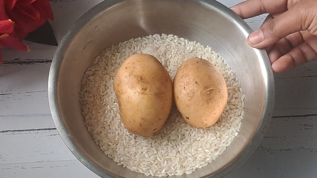 तांदूळमध्ये कच्चा बटाट टाकून तर बघा पोटभरीचा नाष्टा तयार आठवड्यातून दोन दिवस तरी नक्कीच करणार l