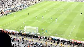 Messi y los jugadores de argentina pegándole al arco antes del partido con Panamá