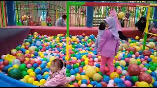 Bermain Di Kolam Bola Sama Teman