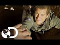 ¡Camarógrafo le salva la vida a Bear Grylls! | A prueba de todo | Discovery Latinoamérica