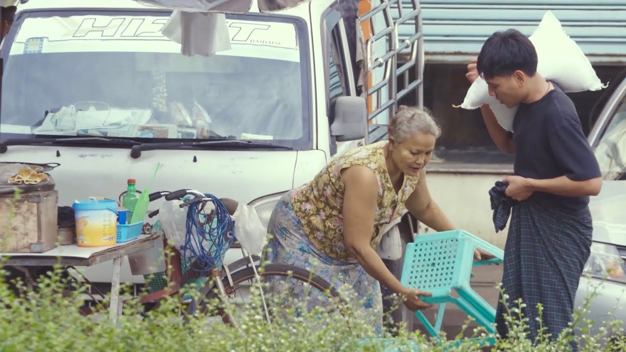 ဆန်အိတ်ထမ်းလာရင်း ပုဆိုးကျွတ်သောအခါ... 😰