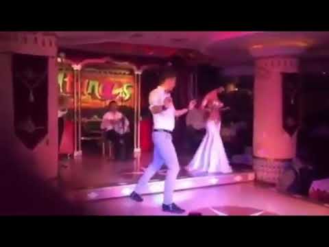 رجل يتحدي راقصه علي رقص شرقي علي الطبله شاهدو الفضيحه