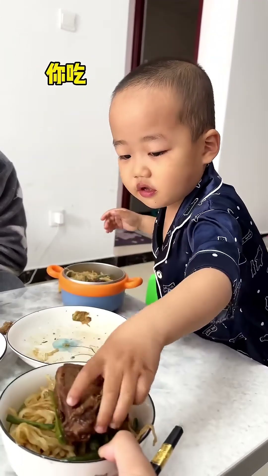 米宝真的长大了，看到妈妈没有肉吃了，自己的给妈妈吃，自己吃小的#呆萌小米宝