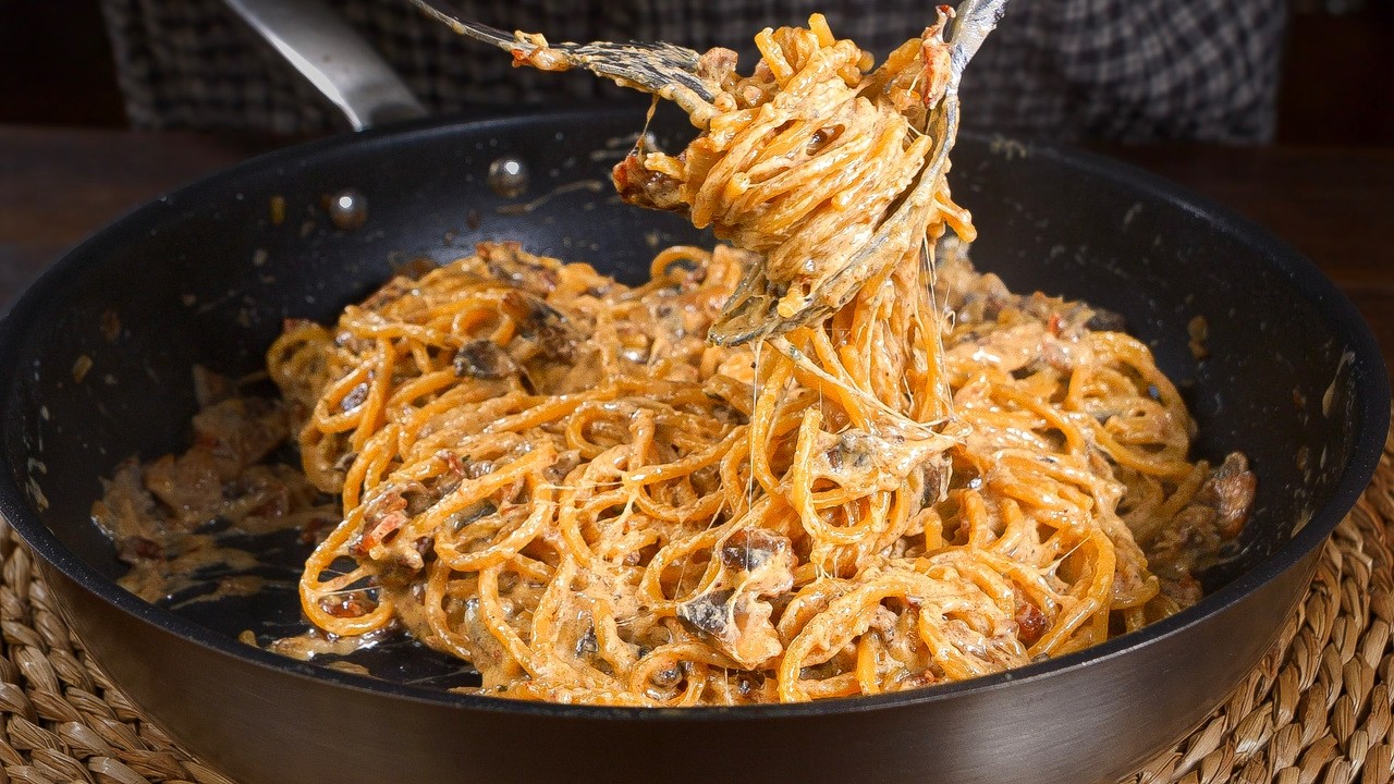 Спагетти с беконом, приготовленные в одной сковороде, лучше пиццы! 10 минут, кипячение не требуется!