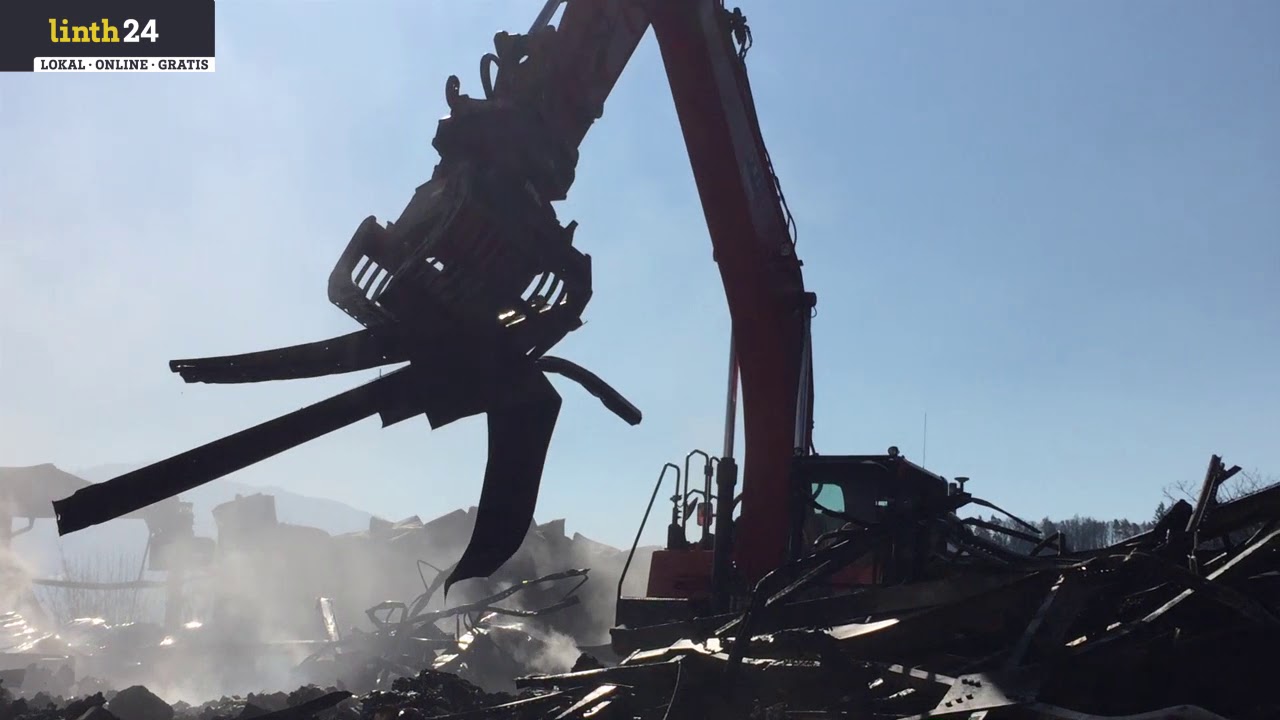 Nach dem Millionenbrand bei Wild und Küpfer in Schmerikon sind die Aufräumarbeiten im Gange.