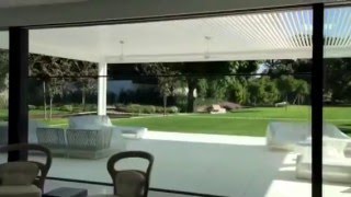 Guillotine window goes down