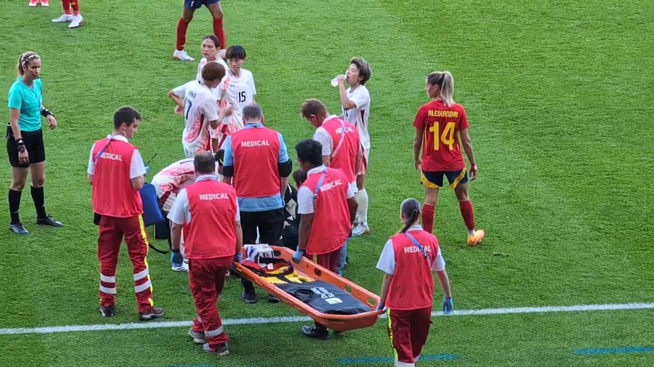 【現地映像】240725 清水梨紗 負傷退場の瞬間 /  長谷川唯が駆け寄る/ パリ五輪 女子サッカー 日本対スペイン /  なでしこジャパン