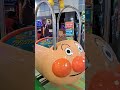 アンパンマンの乗り物を楽しむ息子