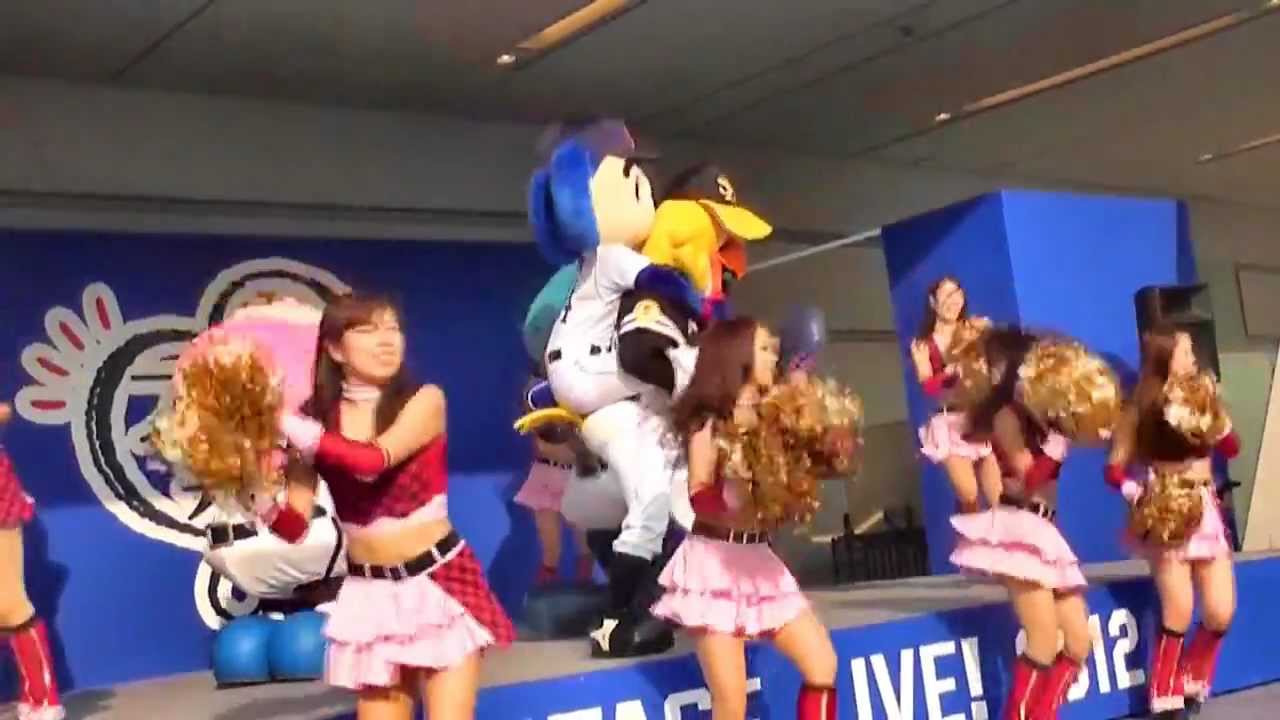 去年の日シリで親密な仲になったドアラとハリーホーク　　合体した