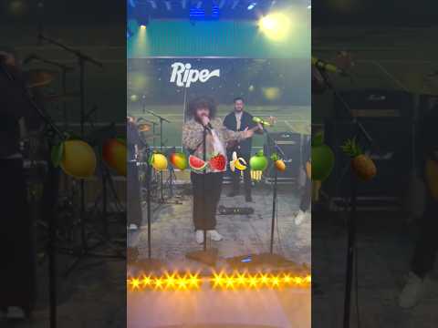 “Beige Suit” from CBS Saturday Morning! #livesessions #cbssaturdaymorning