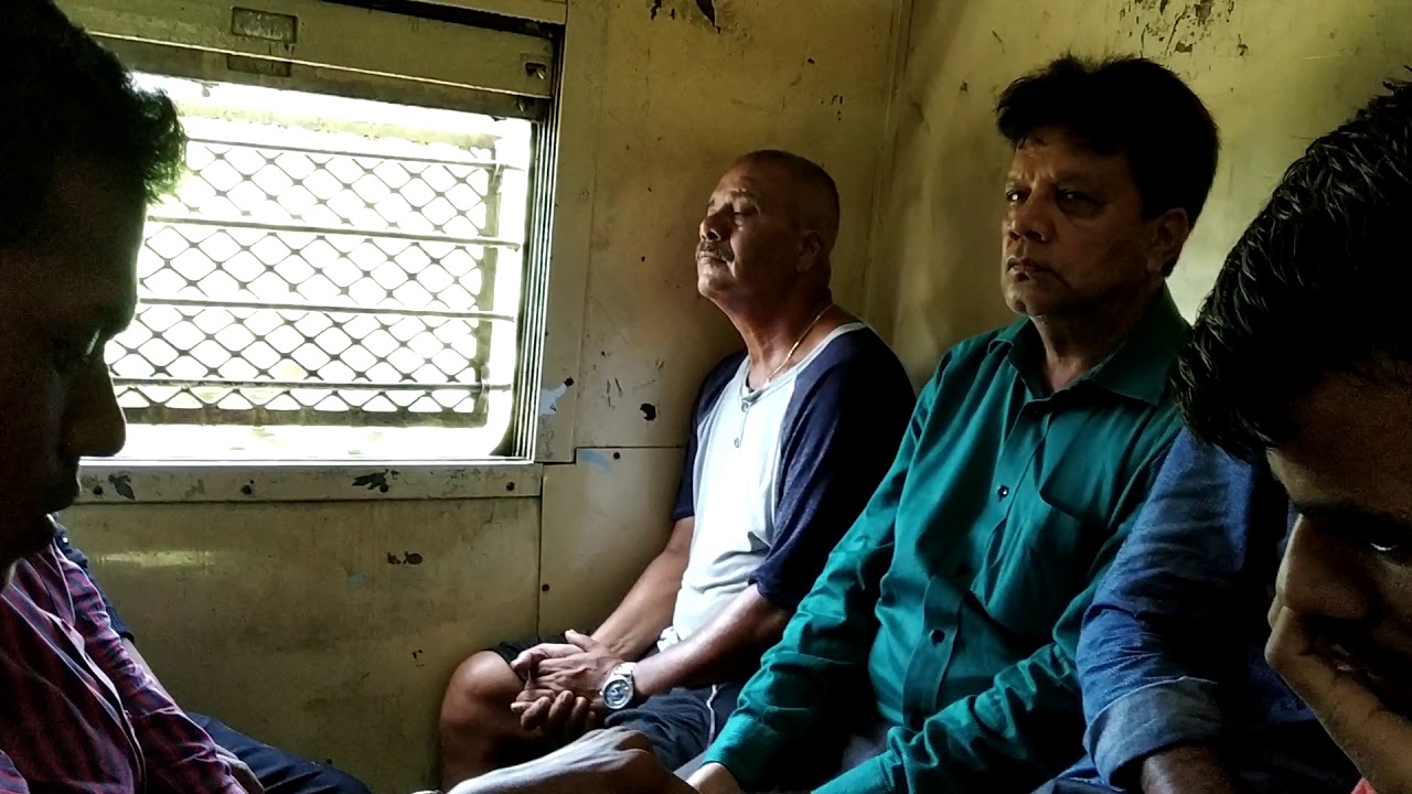 Skech artist perform in Mumbai local YouTube