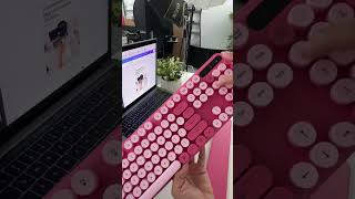 This pink keyboard is dangerously cute 💗⌨️  #shorts#keyboard #desksetup #aesthetic #pinksetup screenshot 2