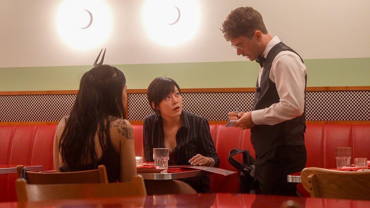 Un camarero extranjero sorprende a los clientes con su perfecto mandarín