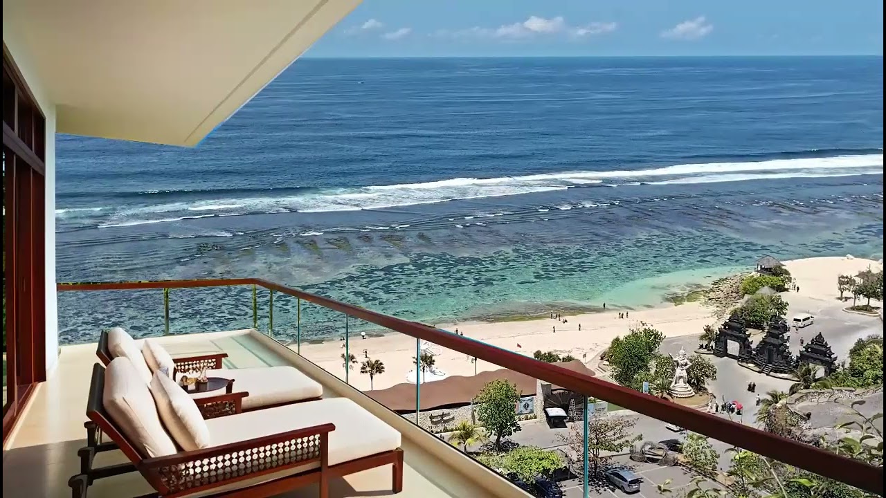 Peaceful Coastal Hideaway: Indulge in a High-End Retreat Overlooking the Majestic Santa Monica Shore