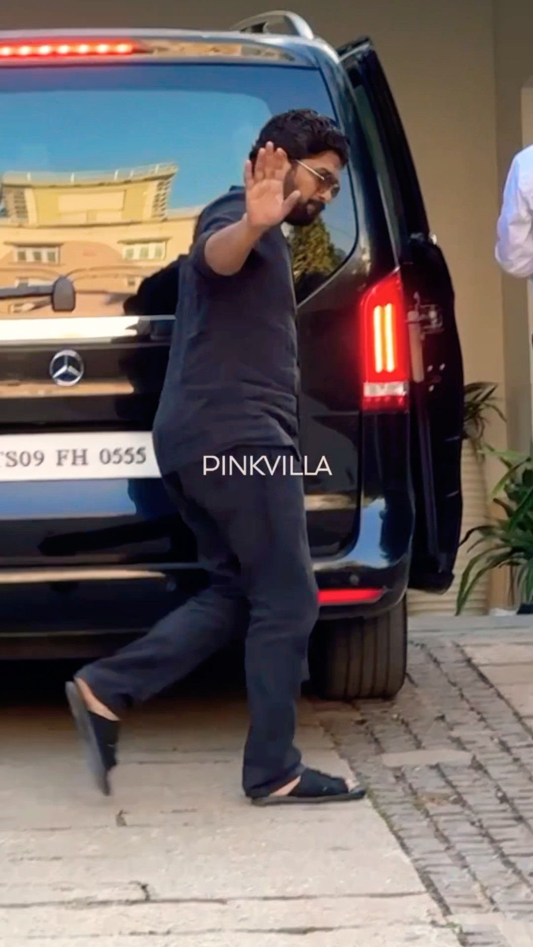 Allu Arjun seen in his NEW LOOK as he returns from COURT | #shorts