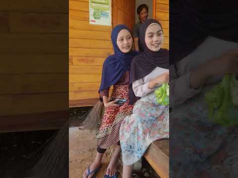 Dua gadis desa cantik dagang ketupat online