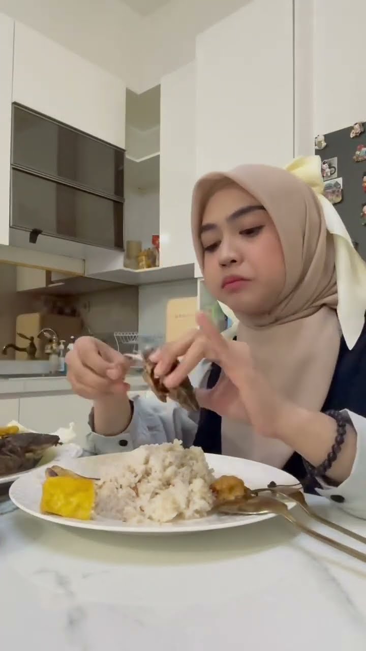 Kaget porsi makan Ria Ricis..