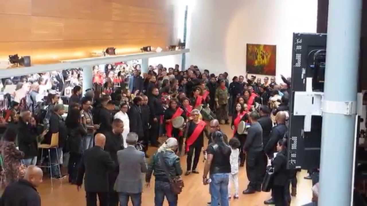 Binnenkomst Pemerintah Republik Maluku Selatan begeleid door Tifa groep Sapa Lawan