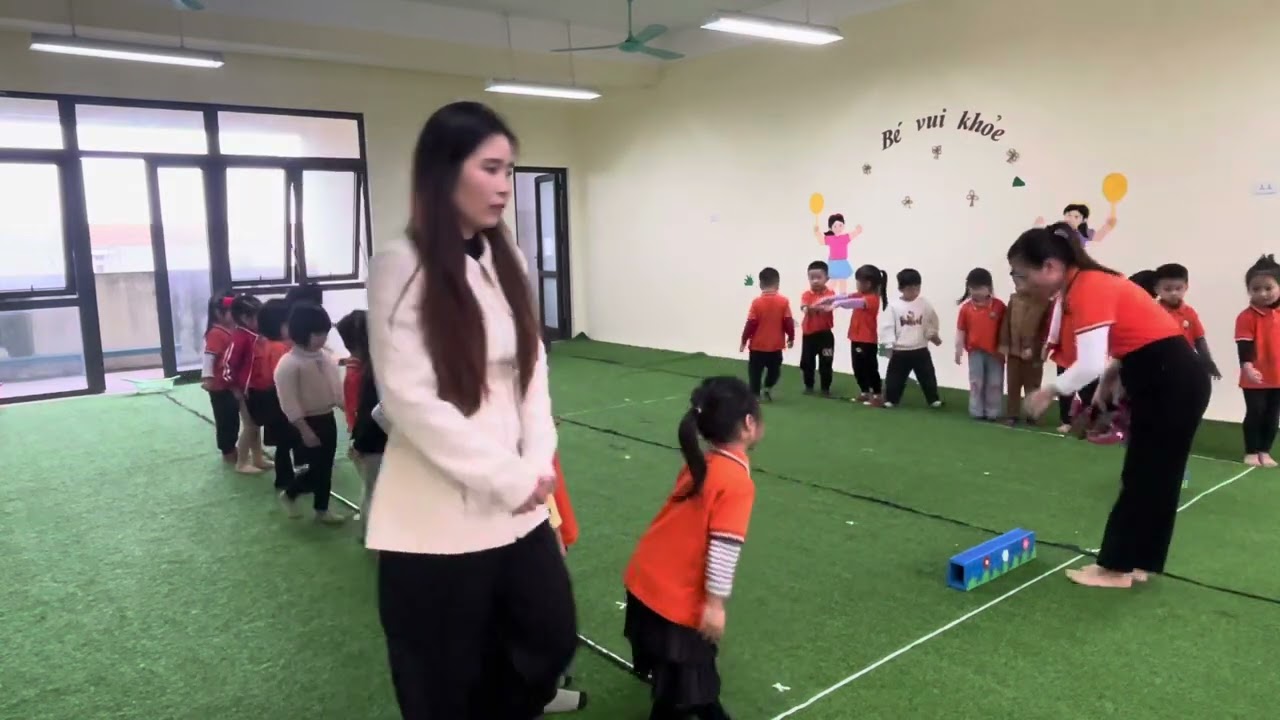 Phát triển vận động: bật qua vật cản cao 10-15cm (4 tuổi B6- MNTT)