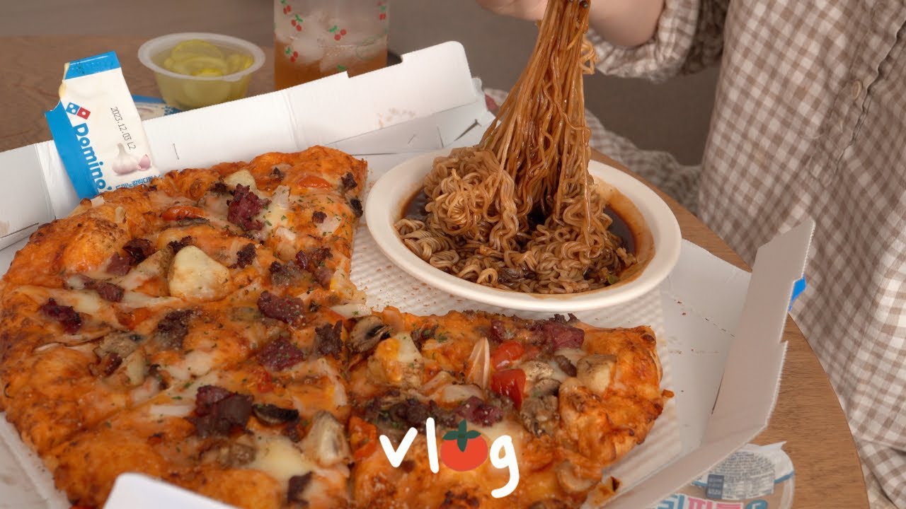 먹는 걸로만 꽉꽉 채운 감성브이로그 어떤데.. / 도미노피자 / 카레, 명란튀김, 차돌박이들기름막국수, 사라다, 육개장