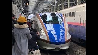 新潟駅を発車する限定カラーE7系