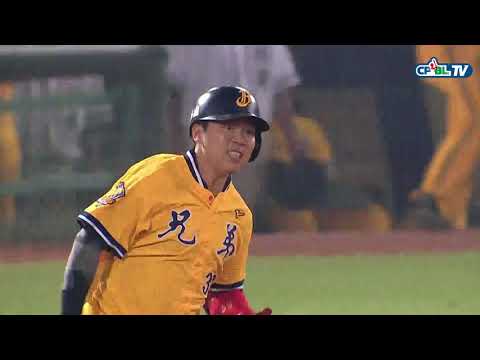 10/02 兄弟 vs Lamigo 三局上，朱育賢發生接球失誤，詹子賢趁勢上二壘但腳出現不適更換代跑
