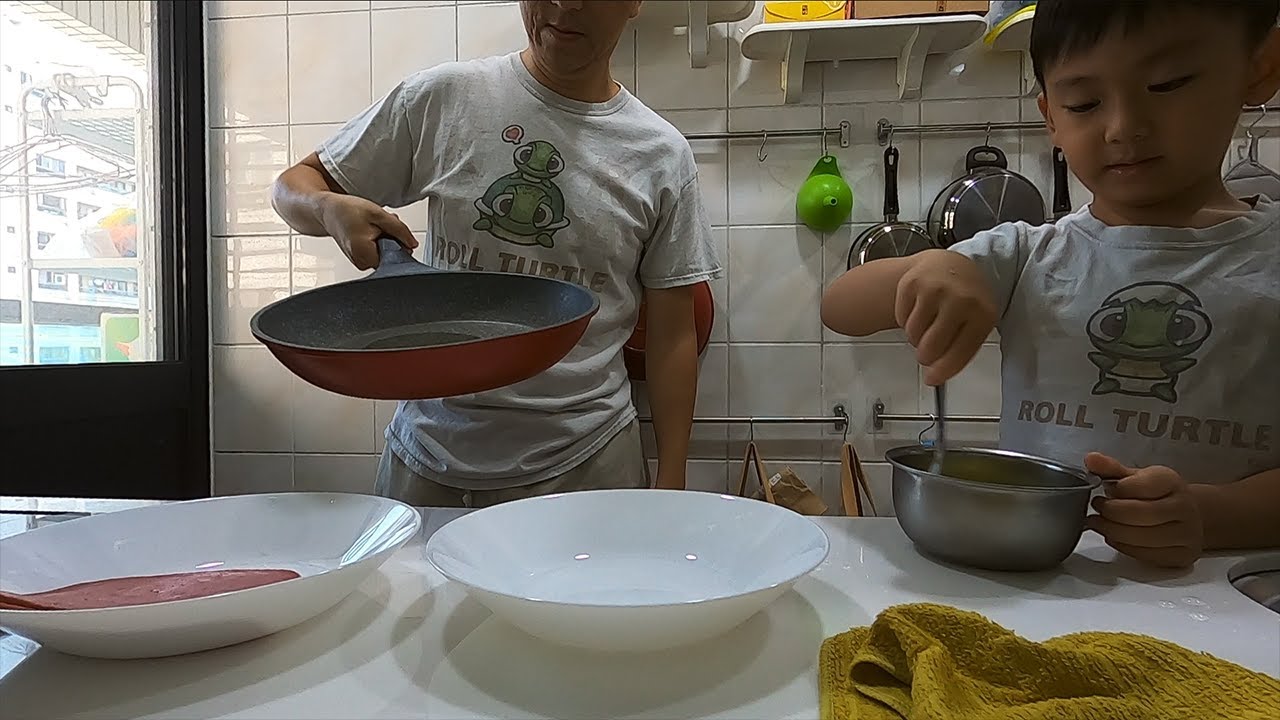 父子穿Roll Turtle烏龜親子裝一起做早餐..連吃兩天火腿蛋