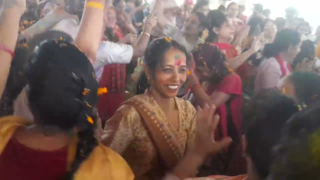 होली में भजन और नृत्य से समा बँधा 