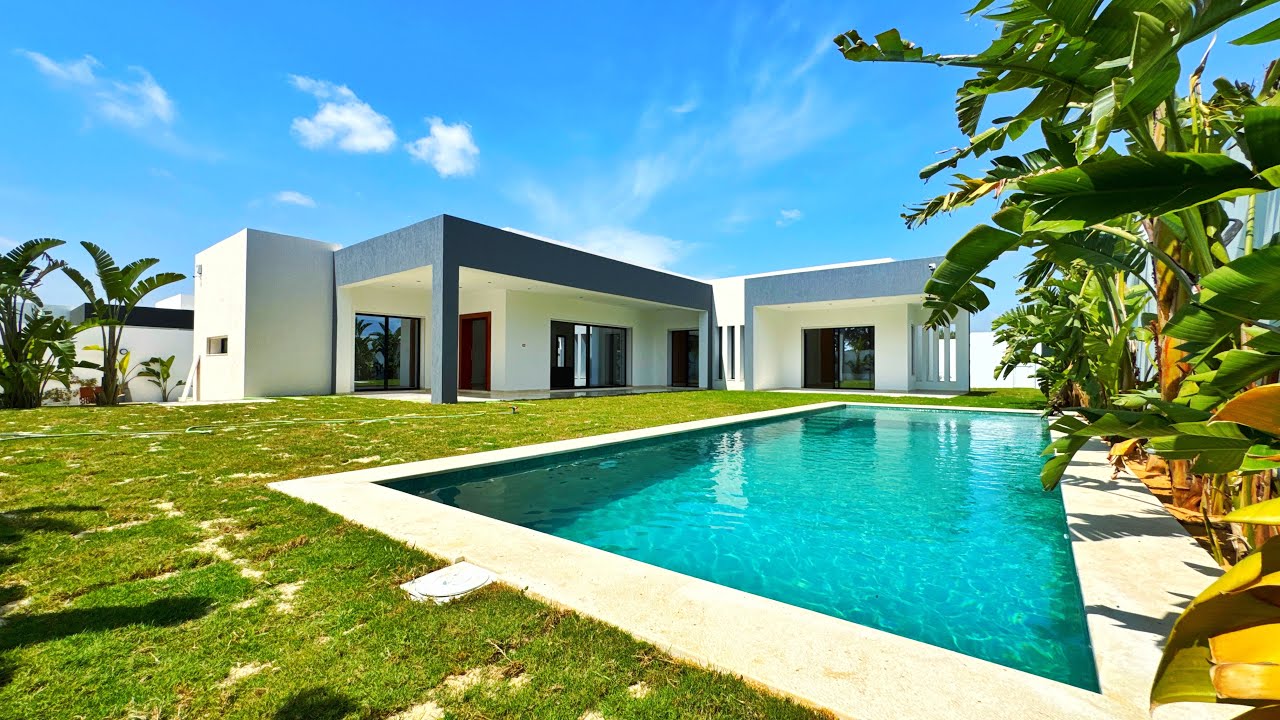 فيلا فخمة طابق ارضي مع مسبح على 700 متر مربع