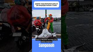 Pemotor Vespa Berkostum Santa Ini Kaget Saat Bertemu 2 Badut