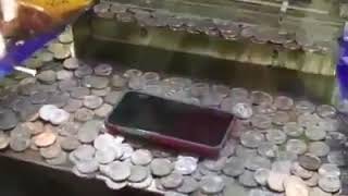 Maquina empuja monedas: iphone en el borde