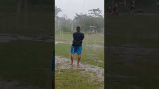 nada melhor que uma pelada no meio da chuva o gosto de jogar bola 😂
