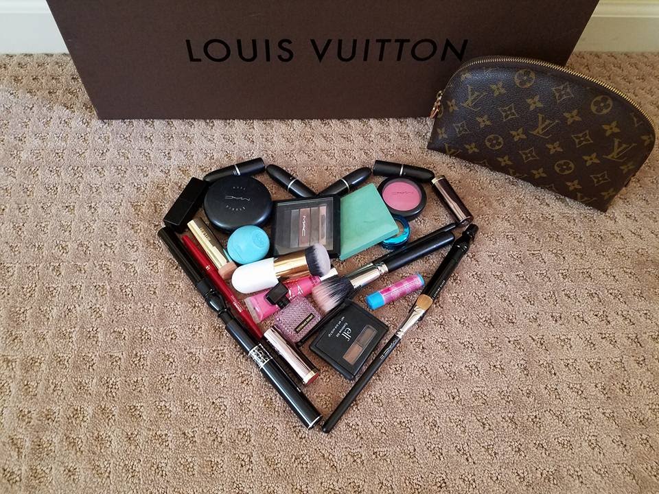 ♡ Louis Vuitton Cosmetic Pouch GM ♡ How much will fit in my makeup bag :0 