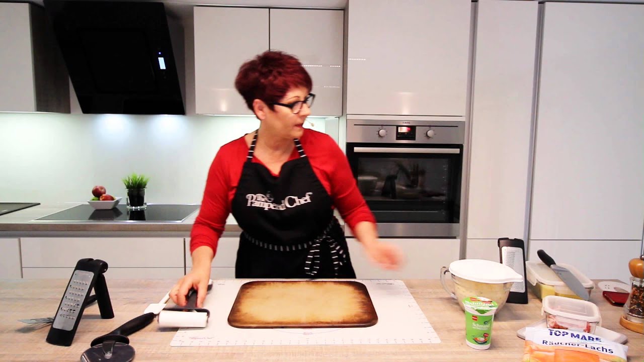 Lachsflammkuchen kulinarisch auf The Pampered Chef® Zauberstein® gebacken