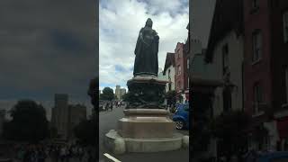 Windsor, Windsor Castle, Queen Victoria Statue, Soldier's Statue, Crooked House by emanon 62 views 3 years ago 1 minute, 23 seconds