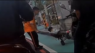 騎在人行道上，讓嬰兒車無法順利通過，根本行人地獄😡