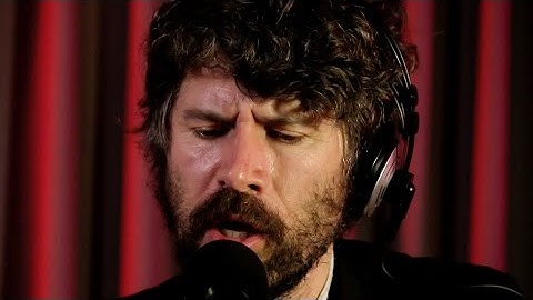 Gruff Rhys singing 