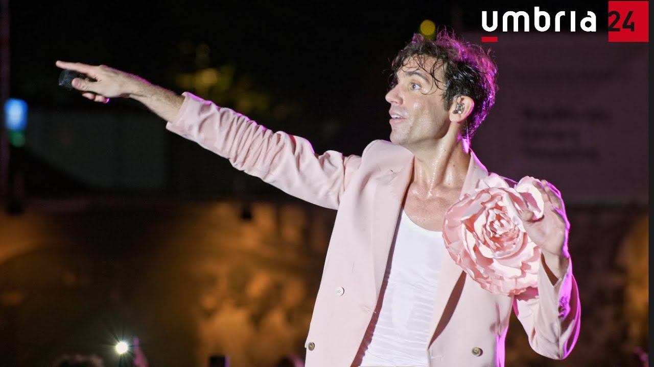 Umbria Jazz 2023, Mika scende tra il pubblico dell’Arena e canta Stardust