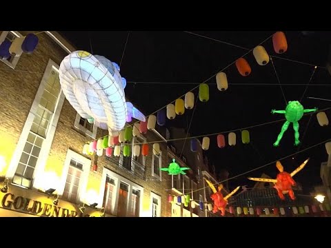 شاهد الحي الصيني في لندن يتزين بالفوانيس للترويج لفيلم على سطح القمر