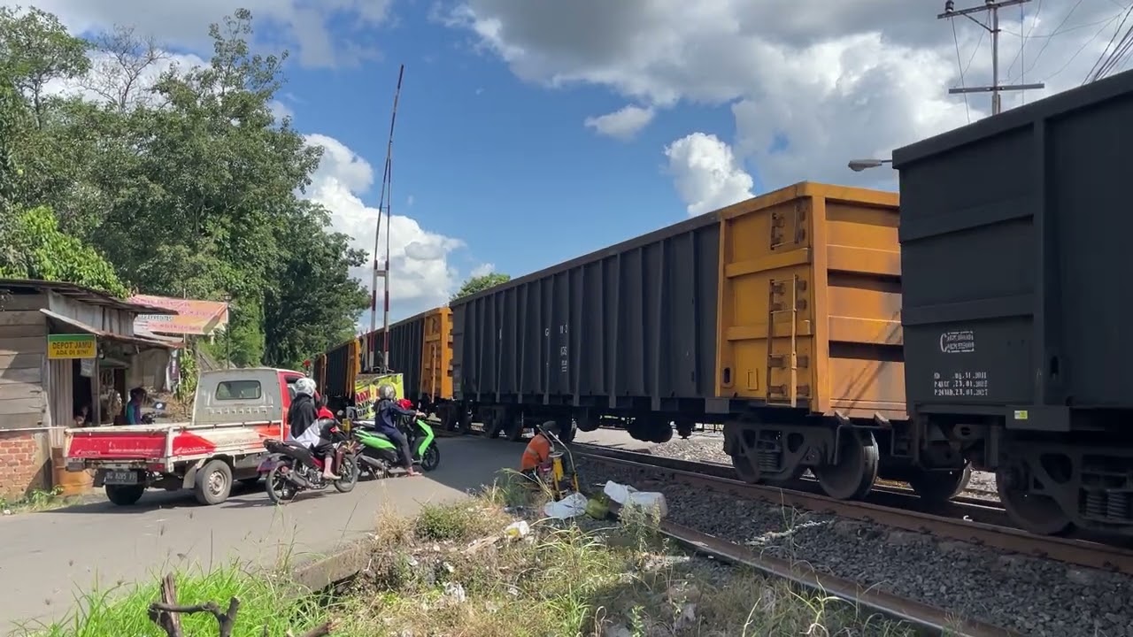 KA CC205 Melambat karena ada perbaikan jalur rell