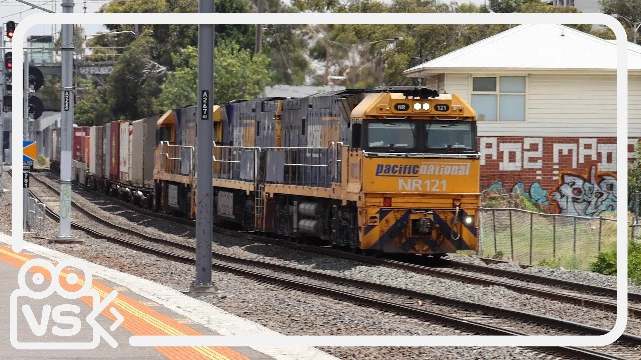 National Intermodal Pacific National Intermodal Crosses HCMT At Middle Footscray | Vic ...