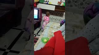 मम्मी जब तक मुझे आलू के साथ पूरी नहीं मिलेगी मैं नहीं खाऊंगी ????????????? cutebaby shortsfeed