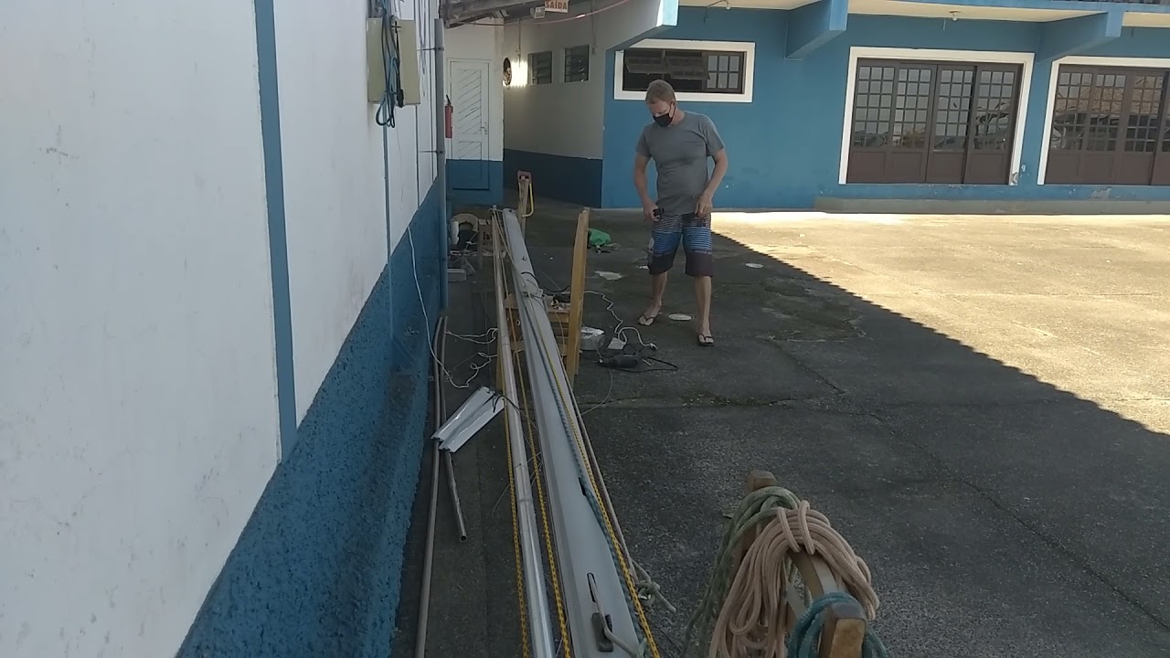 Trabalhando no mastro.
